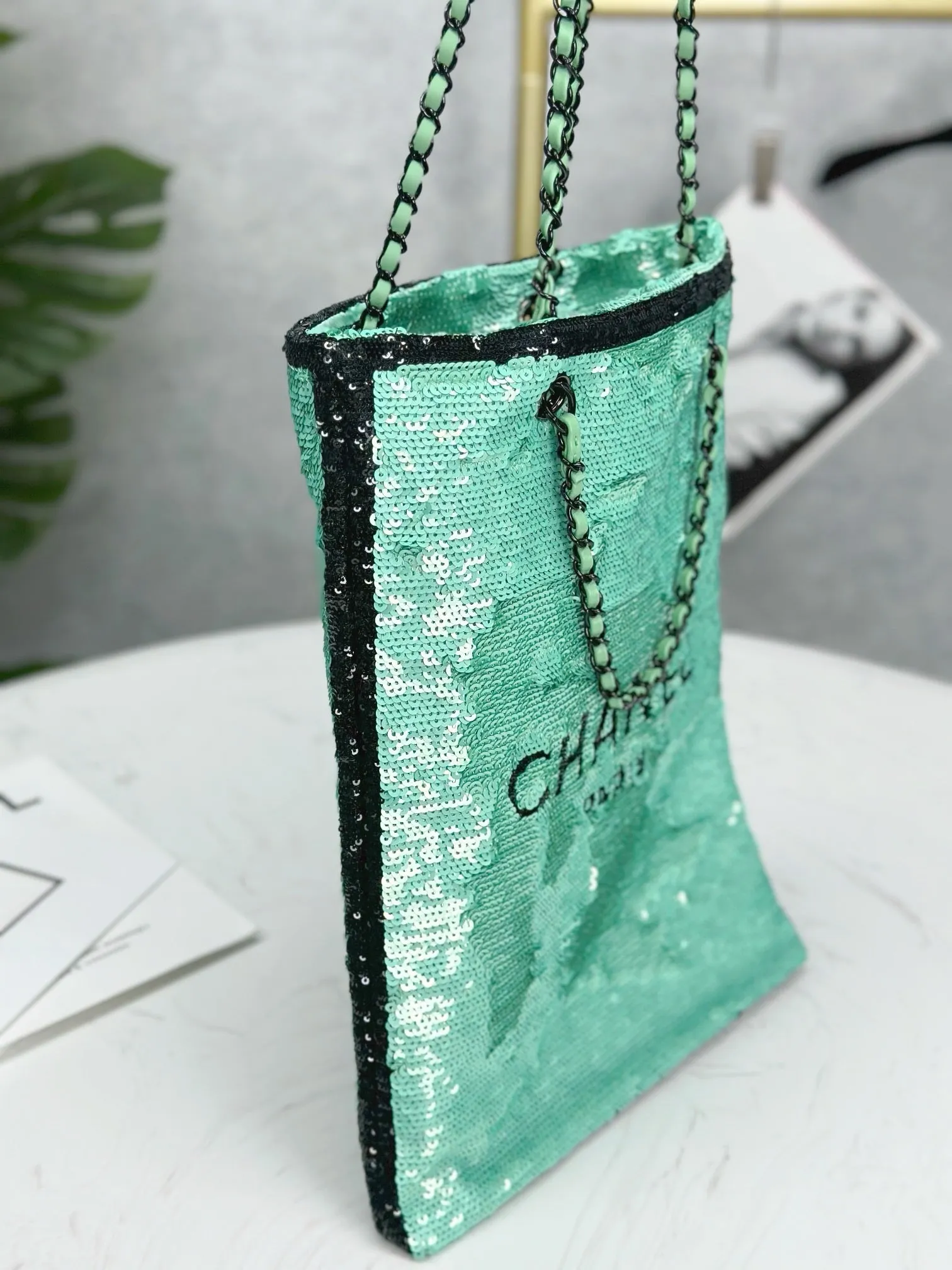 CC997 Shopping Bag / HIGHEST QUALITY VERSION / 15.2 × 11.7 × 0.8 in